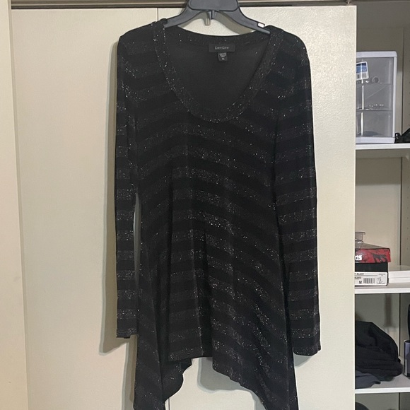 Karen Kane Tops - Karen Kane black top with sparkle. Size XL. Good condition.